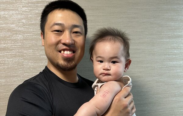 トレーナーとその子どもが笑顔の写真